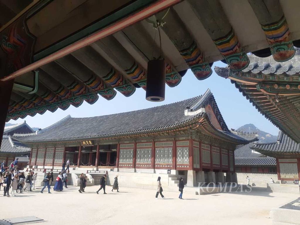 Wisatawan mengamati Balai Jaseondang di Istana Gyeongbokgung, Seoul, Korea Selatan, Maret 2023.