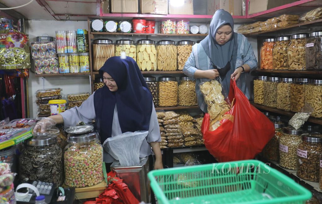 Kesibukan pedagang di salah satu toko di Pasar Jatinegara, Jakarta, Rabu (19/4/2023).