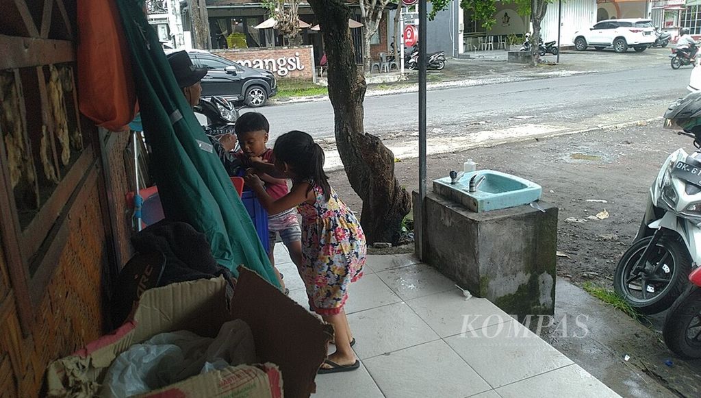 Anak-anak bermain di depan sebuah warung di kawasan Kota Denpasar, Bali, Selasa (31/1/2023). Hasil <i>long form</i> Sensus Penduduk 2020 di Provinsi Bali mengindikasikan rata-rata dua anak dilahirkan di Bali dari setiap perempuan usia subur selama masa reproduksinya.