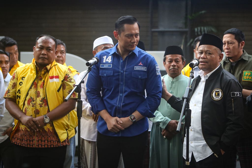 Ketua Umum Go-Anies Sirajuddin Abdul Wahab, Ketua Umum Partai Demokrat Agus Harimurti Yudhoyono, dan Ketua Umum Forum Ka'bah Membangun Habil Marati (dari kiri ke kanan) menyampaikan keterangan pers di Kantor DPP Partai Demokrat, Jakarta, Rabu (7/6/2023). 