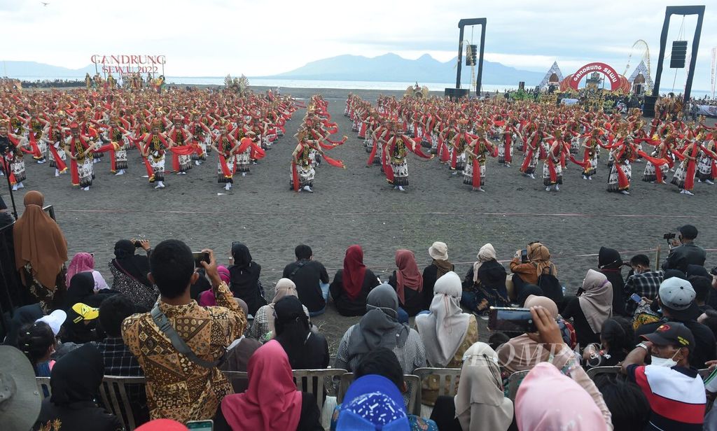 Warga menonton pelajar membawakan tarian kolosal dalam Festival Gandrung Sewu 2022 di Pantai Marina Boom, Kabupaten Banyuwangi, Jawa Timur, Sabtu (29/10/2022). 