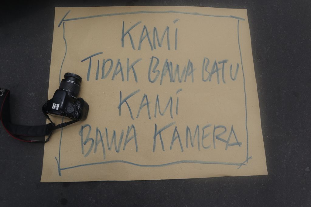 Kamera jurnalis diletakkan di atas poster dalam unjuk rasa di depan Kantor Kepolisian Resor Cirebon Kota, Jawa Barat, Senin (12/10/2020). Jurnalis yang tergabung dalam Solidaritas Jurnalis Anti Kekerasan (Sajak) mendesak polisi agar menjamin jurnalis bebas dari kekerasan aparat saat meliput.