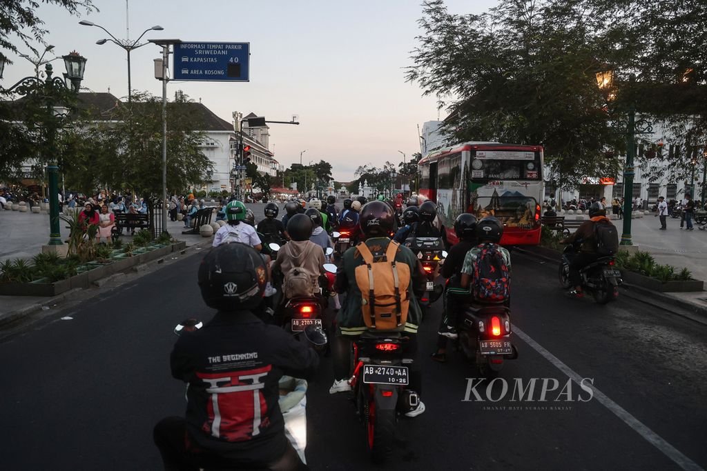 Suasana sore di kawasan Titik Nol, Yogyakarta, yang menjadi bagian dari kawasan Sumbu Filosofi Yogyakarta, Selasa (19/9/2023). 