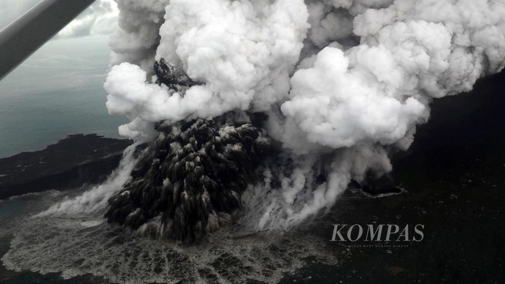 Aktivitas letupan abu vulkanik dari Gunung Anak Krakatau di Selat Sunda terpantau dari udara yang diambil dari pesawat Cessna 208B Grand Caravan milik maskapai Susi Air, Minggu (23/12/2018).  Foto yang dimuat di halaman 1 <i>Kompas</i>, 24 Desember 2018 ini ditetapkan sebagai pemenang penghargaan jurnalistik Adinegoro 2019 untuk kategori foto. 