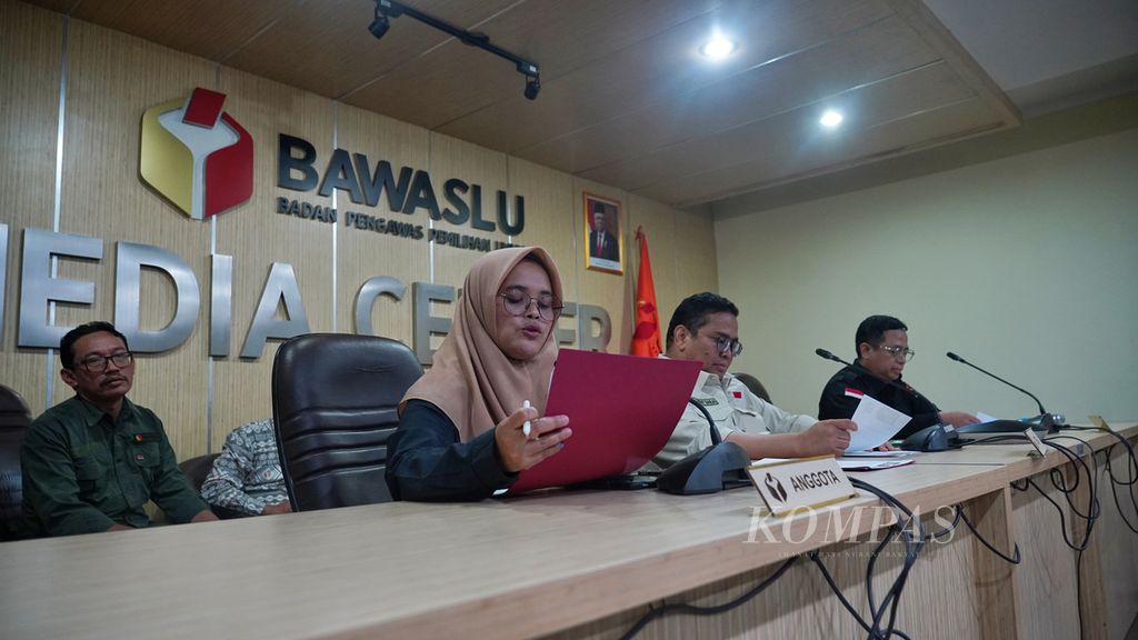 Ketua Badan Pengawas Pemilu (Bawaslu) Rahmat Bagja (tengah) bersama dua anggota Bawaslu, Lolly Suhenty (kiri) dan Puadi (kanan), menggelar konferensi pers terkait penyelenggaraan pemungutan suara pada Pemilu 2024 di Kantor Bawaslu, Jakarta, Kamis (15/2/2023). 