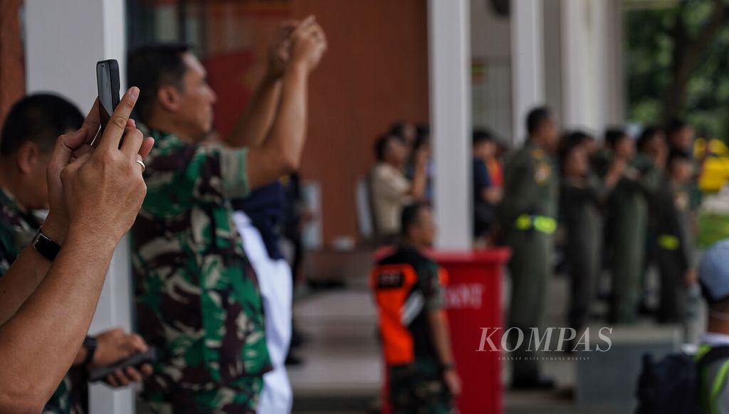 Para anggota TNI AU mengabadikan kehadiran pesawat C-130J-30 Super Hercules A-1339 TNI AU di Landasan Udara Halim Perdanakusuma, Jakarta, Senin (6/3/2023). 