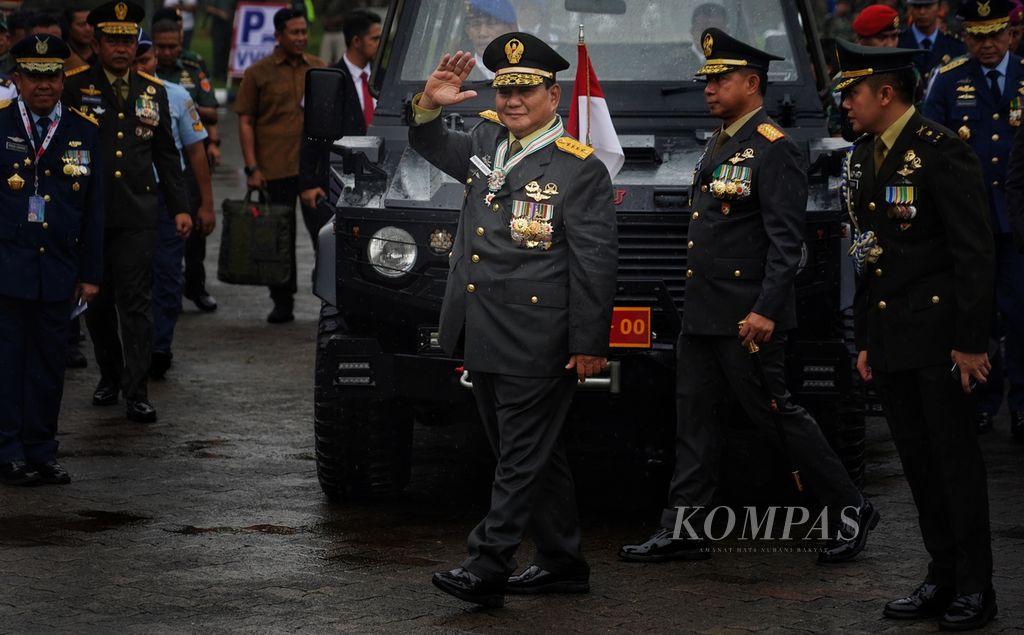Menteri Pertahanan Prabowo Subianto setelah memperoleh pangkat Jenderal Kehormatan dari Presiden Joko Widodo pada acara Rapat Pimpinan TNI-Polri di Mabes TNI Cilangkap, Jakarta Timur, Rabu (28/2/2024). Dalam acara ini Presiden Joko Widodo secara resmi memberikan pangkat Jenderal Kehormatan kepada Prabowo Subianto. 