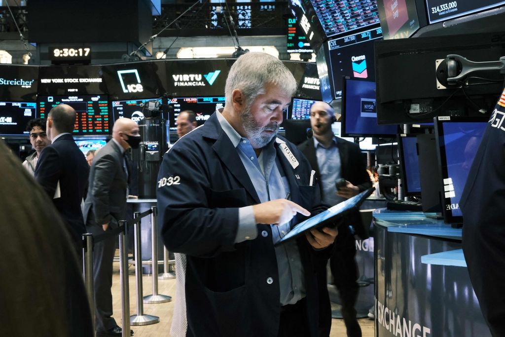 Para pedagang investasi melantai di New York Stock Exchange (NYSE) di New York, Amerika Serikat,  7 Maret 2023. 