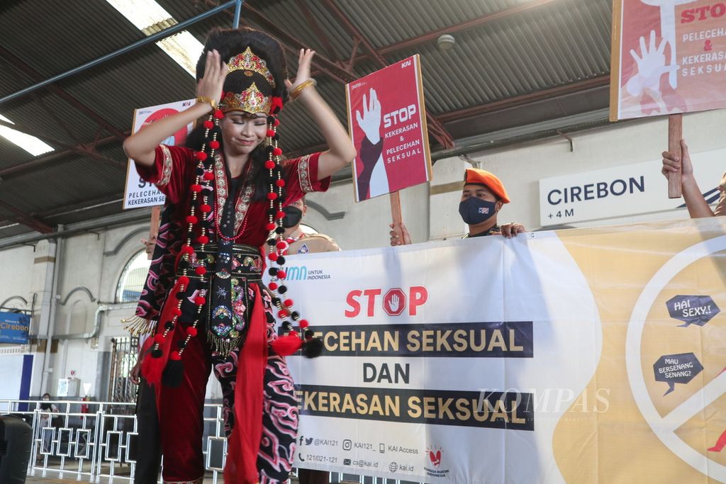 Diva Ramadhona (20) menari topeng klana dalam kampanye stop pelecehan seksual dan kekerasan seksual, Rabu (29/6/2022), di Stasiun Cirebon, Jawa Barat. Kampanye itu untuk mencegah kasus pelecehan seksual dan kekerasan seksual di stasiun dan kereta.