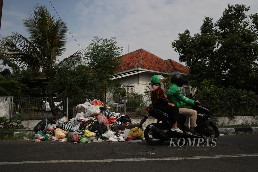 Sampah menumpuk di tepi jalan di kawasan Kotabaru, Yogyakarta, Senin (24/7/2023). 