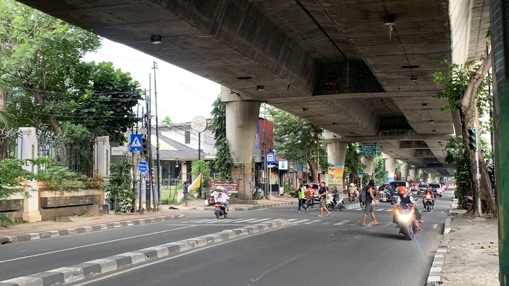 Titik putar balik atau "u-turn" di Jalan Pangeran Antasari yakni simpang Jalan Haji Naim II dengan Jalan Haji Naim II, Jakarta Selatan, Minggu (2/4/2023).