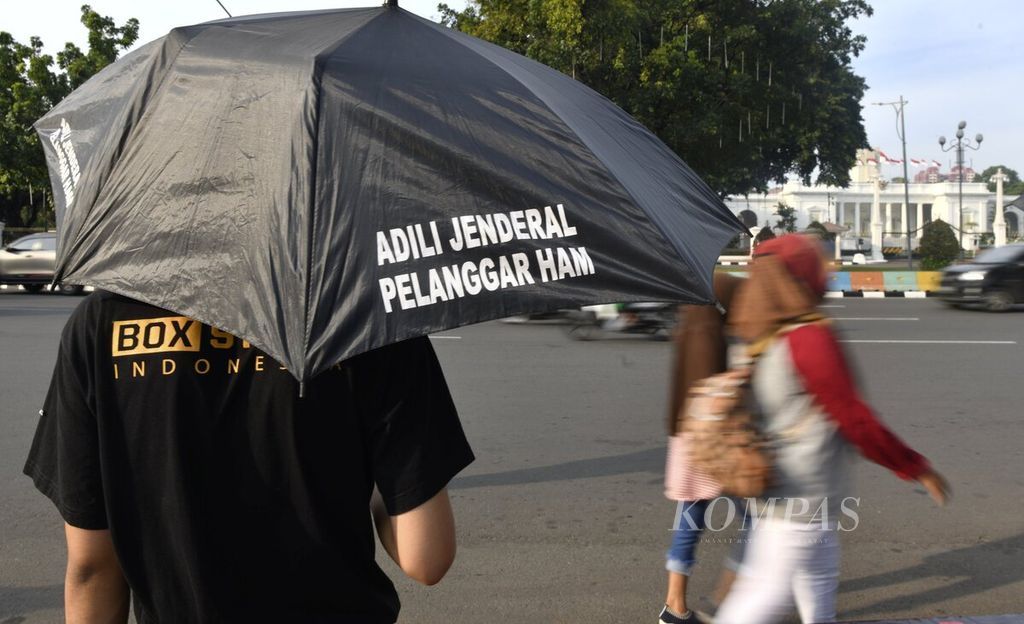 Sukarelawan Jaringan Solidaritas Korban untuk Kekerasan (JSKK) menggelar aksi Kamisan di depan Istana Merdeka, Jakarta, Kamis (19/12/2019). Aksi yang digelar setiap Kamis di depan Istana Merdeka ini menuntut negara menyelesaikan kasus-kasus pelanggaran HAM berat masa lalu.