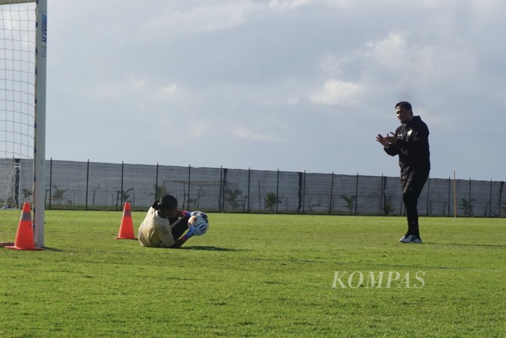 Mantan pemain timnas Indonesia, Kurnia Sandy, melatih kiper tim putri Indonesia U-17, Gadhiza Asnanza, dalam latihan di Bali United Training Center, Sukawati, Gianyar, Bali, Minggu (5/4/2024).