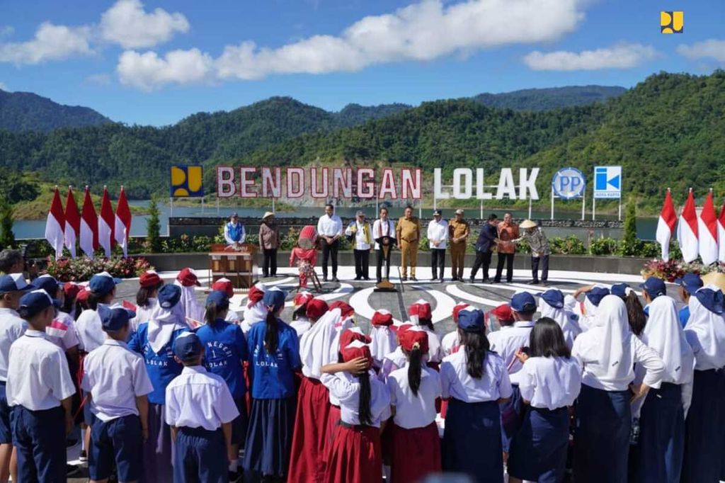 Dihadiri siswa-siswi sekolah di Kabupaten Bolaang Mongondow, Presiden Joko Widodo meresmikan Bendungan Lolak, Jumat (23/2/2024). Bendungan ini bisa mengairi lahan pertanian sampai seluas 2.200 hektar.