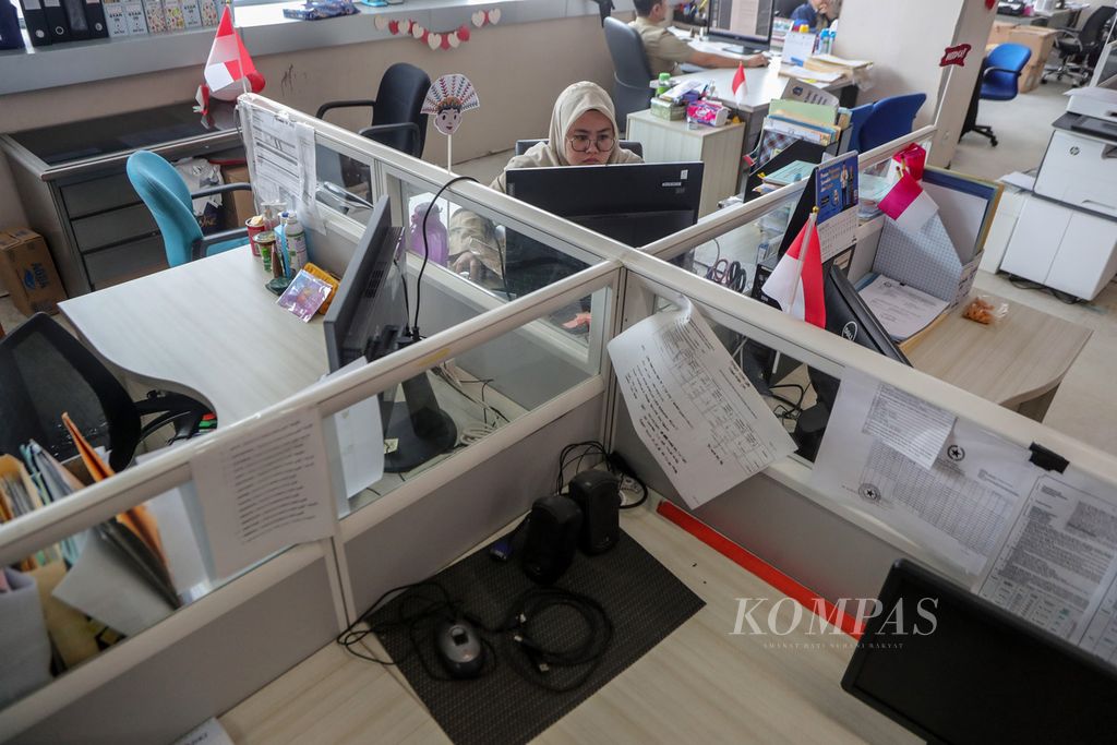 Seorang ASN bekerja di depan meja-meja kosong karena bekerja dari rumah di Badan Kepegawaian Daerah (BKD) di kompleks Balai Kota DKI Jakarta, Senin (21/8/2023). 
