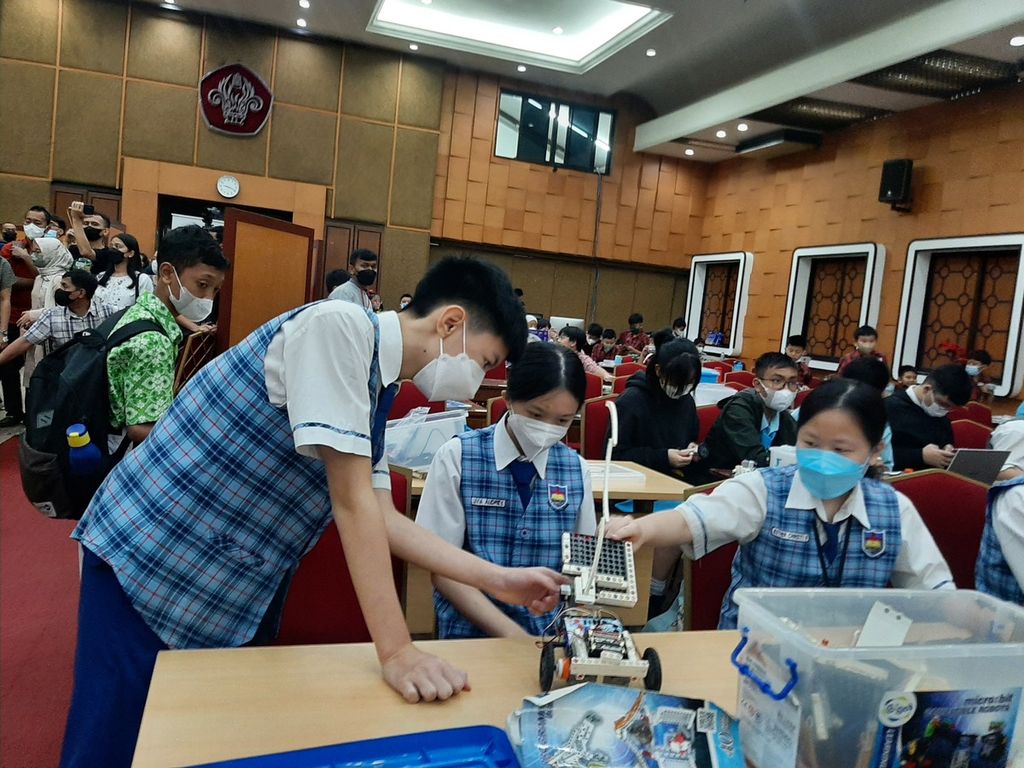 Siswa SMP menguji coba robot-robot rakitan mereka sebelum lomba dimulai pada Kompetisi Regional Greenmech dan R4M (Robot for Mission) di Universitas Tarumanagara, Jakarta, Sabtu (28/1/2023).