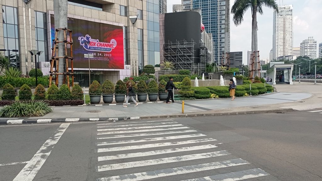Pengguna MRT Jakarta dari Stasiun Istora Mandiri berjalan menuju kawasan Sudirman Central Business District, Kebayoran Baru, Jakarta Selatan, Selasa (20/6/2023).