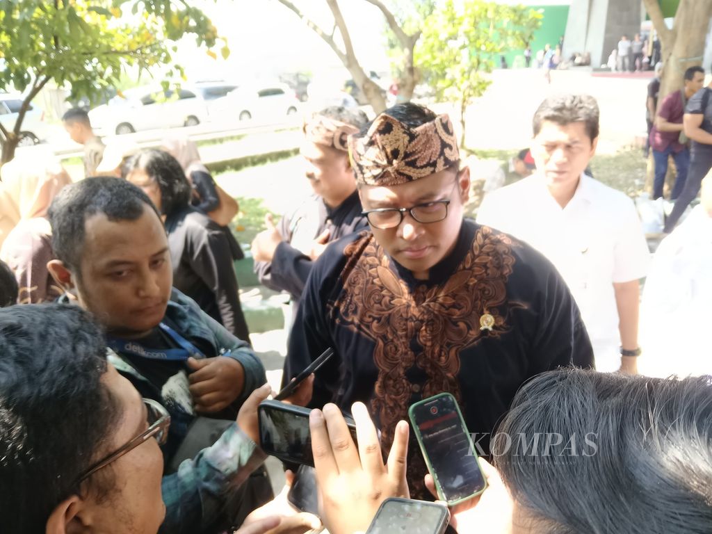 Wakil Menteri Pertanian Sudaryono yang diwawancarai seusai membuka acara Gebyar Perbenihan Tanaman Pangan Nasional IX di Soreang, Kabupaten Bandung, Jawa Barat, Sabtu (27/7/2024).