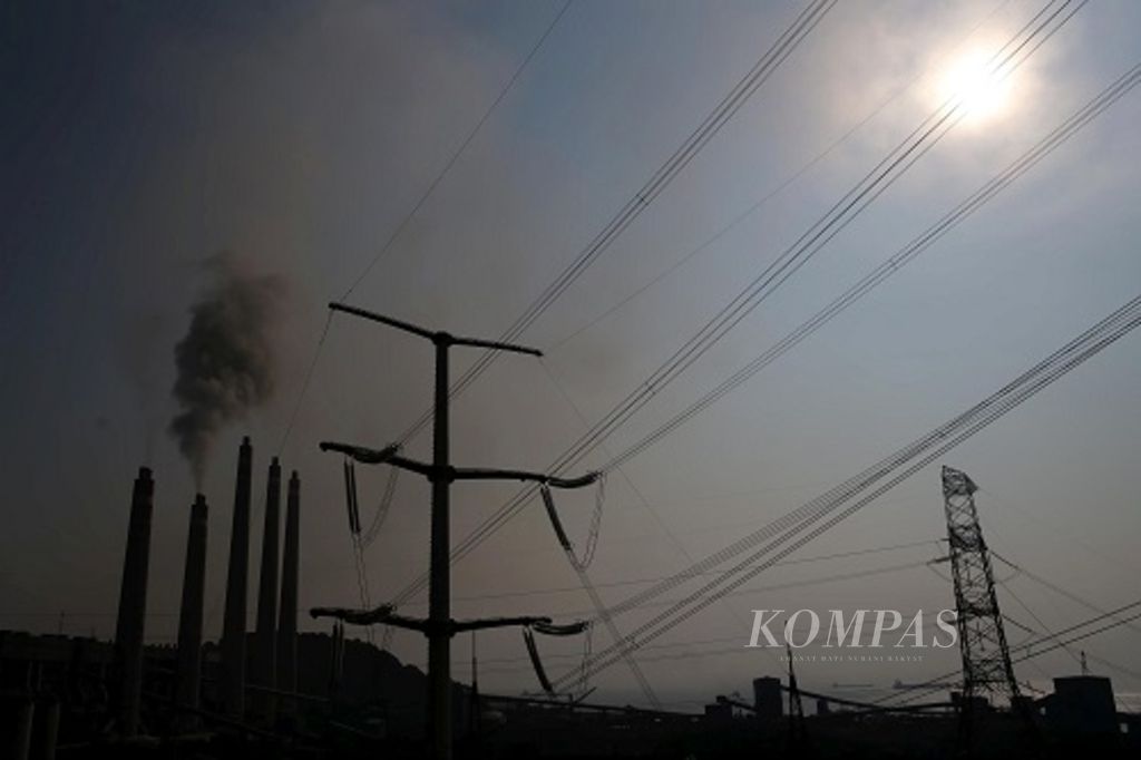 Lanskap Pembangkit Listrik Tenaga Uap (PLTU) Suralaya, Merak, Banten. PLTU berkapasitas lebih dari 4.000 megawatt.
