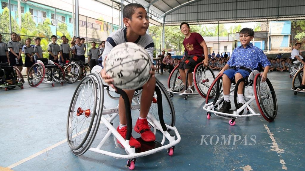 Pemain tim nasional basket kursi roda Indonesia, Donald Putra Santoso, memberikan klinik pelatihan bermain basket di Sekolah Saint John, Tangerang Selatan, Banten (12/4/2019). Kegiatan ini bertujuan untuk menumbuhkan semangat pantang menyerah bagi para siswa untuk mencapai cita-citanya serta mengenalkan olahraga basket kursi roda sejak dini.