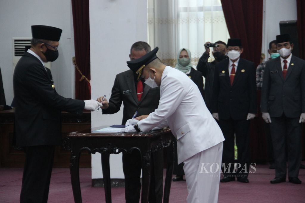 Gubernur Kalimantan Barat Sutarmidji melantik Samuel sebagai Penjabat Bupati Landak, Kalimantan Barat, Senin (23/5/2022).