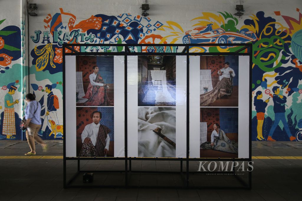 Photos on display in the Kendal Tunnel, Dukuh Atas, Jakarta, Monday (5/12/2022). The exhibition in commemoration of World Human Rights Day 2022 was attended by seven photographers coordinated by Indonesian Photo Journal.