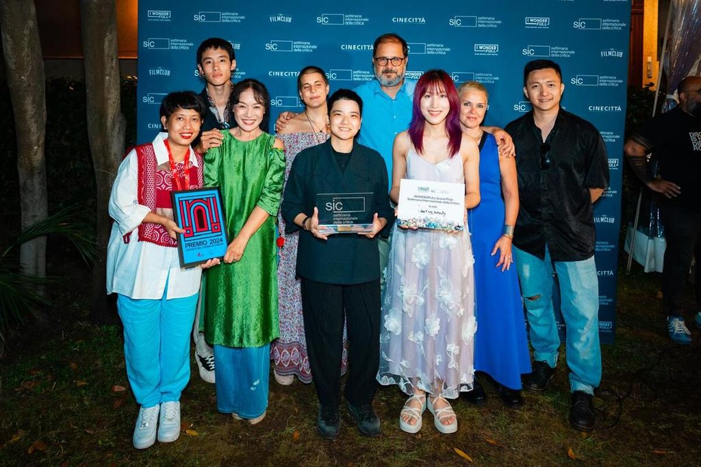 Yulia Evina Bhara (kiri) dan segenap kru dan pembuat film<i> Don't Cry, Butterfly </i>yang meraih penghargaan bergengsi di Venice Film Festival 2024.