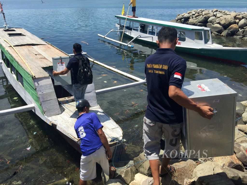 Petugas PPK dan PPS Kecamatan Binuang, Polewali Mandar, Sulawesi Barat mengantar kotak suara ke salah satu pulau di wilayah ini, Selasa (14/2/2017). Pengiriman menggunakan perahu dilakukan jelang siang, berkejaran waktu sebelum hujan turun dan membuat ombak besar.