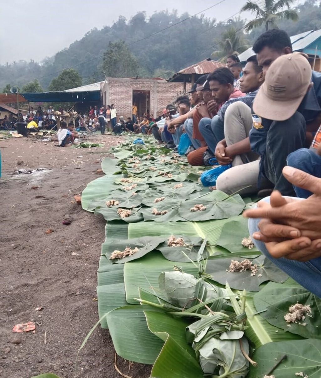 Ribuan peserta ritual adat "tuno manuk", di kampung Demondei, Flores Timur. Peserta ritual adalah perwakilan dari lima suku di desa itu. Mereka duduk melingkar untuk makan perjamuan bersama, Senin (27/9/2021).