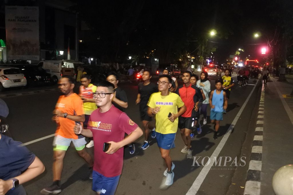 Anggota Komunitas Runjani berlari beriringan di kawasan Jalan Pejanggik dalam kegiatan Wednesday Night Run atau berlari di Rabu malam di Taman Sangkareang, Kota Mataram, Rabu (10/1/2024).