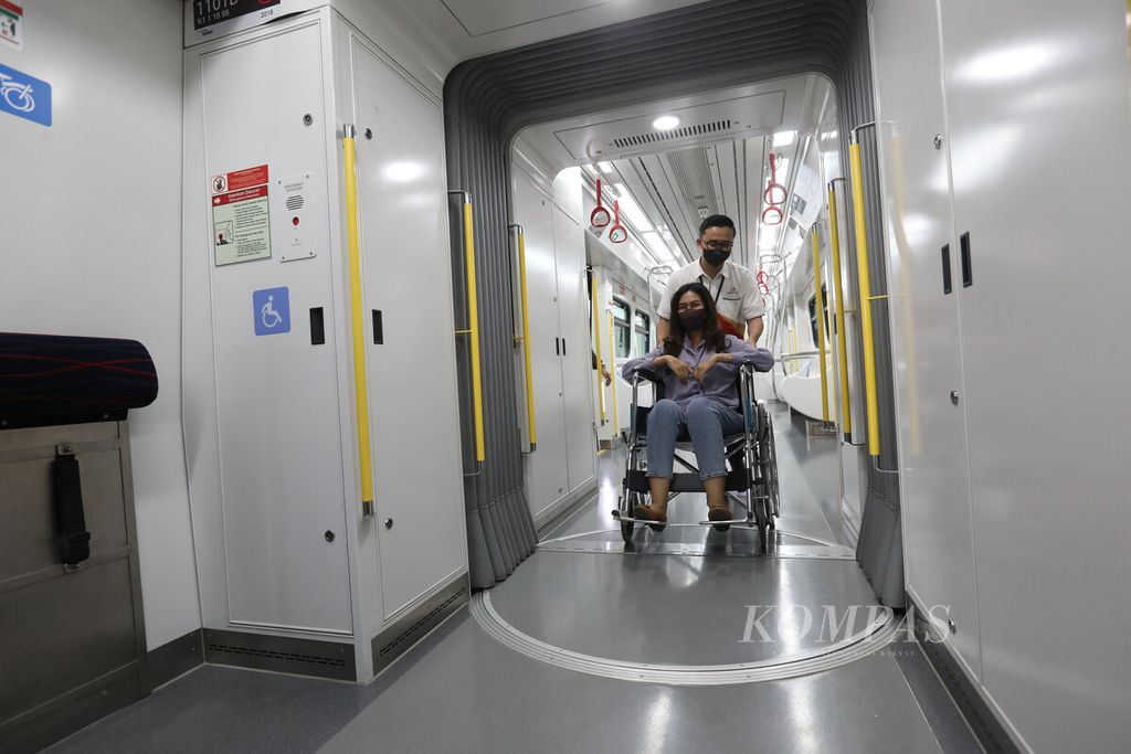 An officer simulates services for passengers with disabilities on the LRT train series at Pegangsaan Dua Station, Kelapa Gading, North Jakarta, Tuesday (24/1/2023)..
