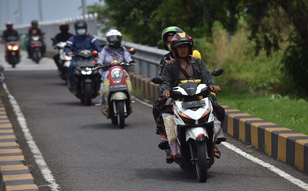 Pesepeda motor tiba di Pulau Madura setelah melewati Jembatan Suramadu di Kabupaten Bangkalan, Pulau Madura, Jawa Timur, Rabu (27/4/2022). 