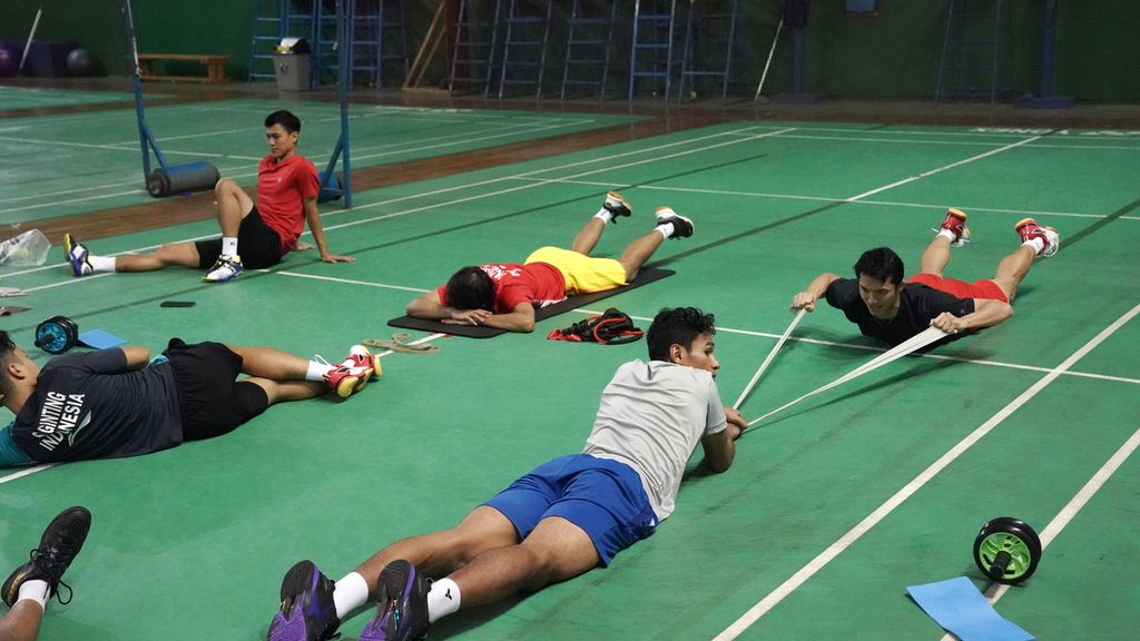 Pebulu tangkis berlatih menjelang turnamen All England 2023 di pelatnas Cipayung, Jakarta Timur, Rabu (1/3/2023). Persatuan Bulu Tangkis Seluruh Indonesia (PBSI) akan menurunkan 16 wakil yang akan bertarung dalam turnamen bulu tangkis tertua tersebut. All England yang merupakan turnamen BWF World Tour Super 1000 akan berlangsung 14-19 Maret di Birmingham, Inggris. 