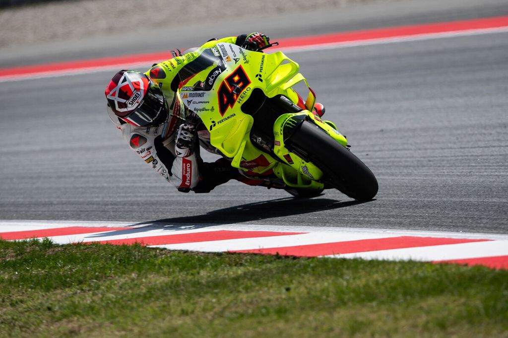 Pebalap tim Pertamina Enduro VR46 Racing, Fabio Di Giannantonio, memacu motor Ducati Desmosedici GP23 dalam balapan MotoGP seri Catalunya, akhir pekan lalu. Dia berhasil finis di posisi kelima dalam balapan utama, dan performa itu diharapkan semakin kuat dalam balapan seri Italia di Mugello, 21 Mei-2 Juni 2024.