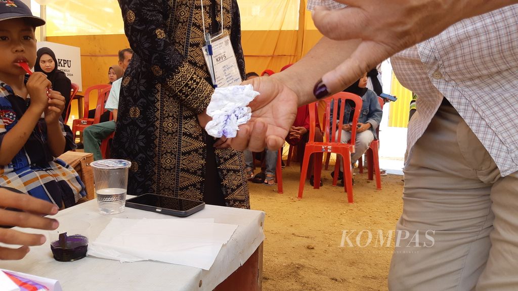 Warga mencelupkan jari ke tinta sehabis menyalurkan hak pilih di Kendari, Sulawesi Tenggara, Rabu (14/2/2024). 