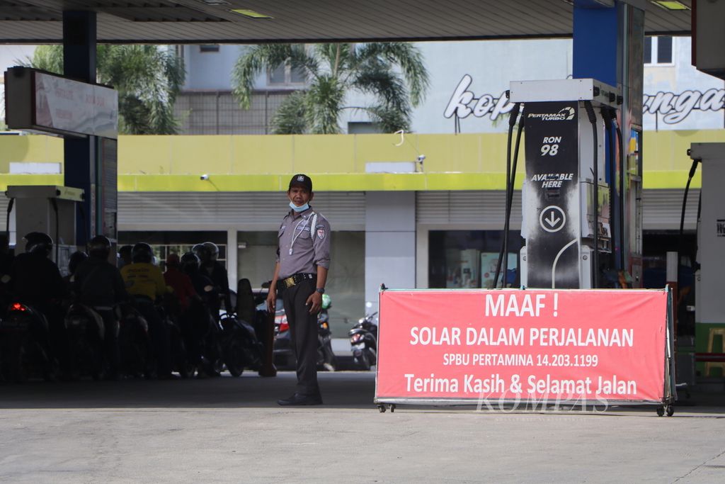Papan informasi berisi pengumuman biosolar habis dipasang di SPBU Jalan Cemara, Medan, Sumatera Utara, Jumat (15/10/2021). Dalam beberapa hari ini, biosolar habis di sejumlah SPBU di Medan.