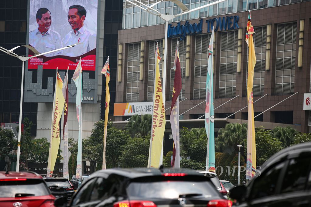 Umbul-umbul untuk menyemarakkan perhelatan Piala Dunia FIFA U-17 menghiasi sejumlah titik di jalan protokol Jenderal Sudirman, Jakarta, Rabu (08/11/2023).