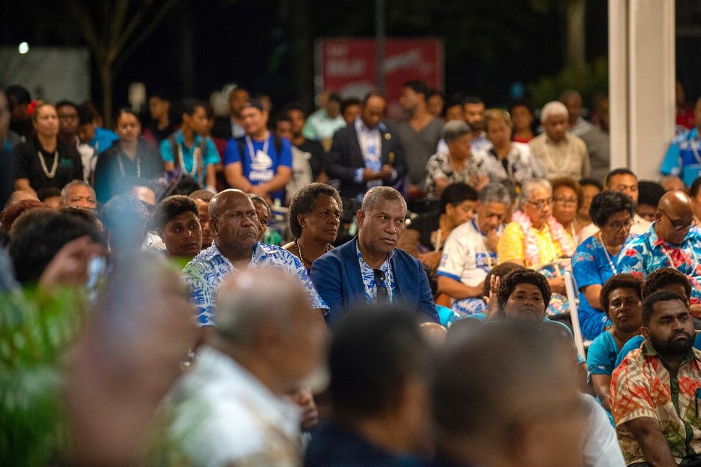 Warga berkumpul di Bandara Internasional Nadi di Fiji untuk menjemput kerabat dan kenalan yang dievakuasi dari Bandara Tel Aviv, Rabu (12/10/2023). Sejumlah negara terus mengupayakan menjemput pulang warganya pada pekan ini.  (Photo by LEON LORD / AFP)