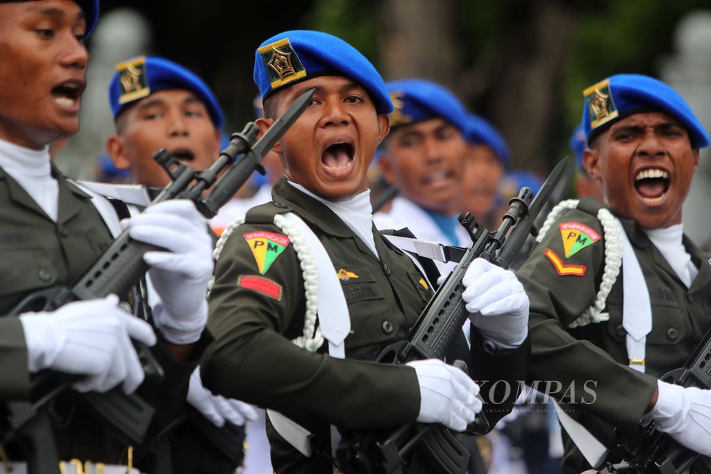 Defile pasukan TNI dalam rangka HUT Ke-77 TNI di Jalan Medan Merdeka Utara, Jakarta, Rabu (5/10/2022). Selain pasukan, digelar juga defile alat utama sistem persenjataan (alutsista) milik TNI.