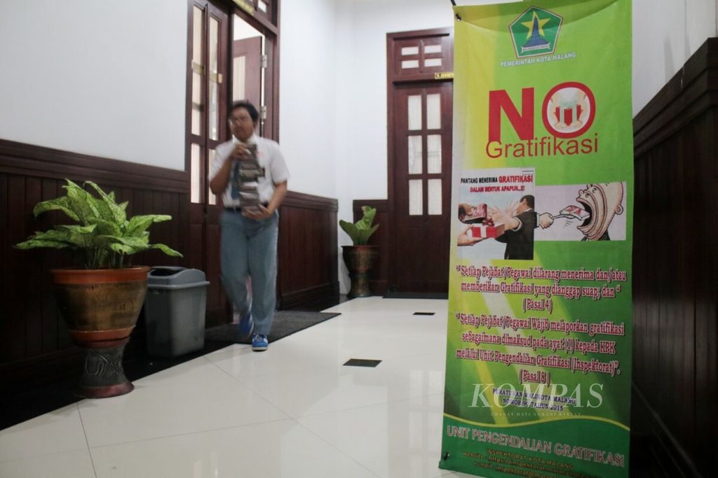 <i>Banner</i> kampanye tolak gratifikasi terpasang di salah satu sudut di dekat lift Gedung DPRD Kota Malang. Sangat ironis jika kemudian 41 dari 45 anggota Dewan tersebut saat ini ditahan KPK atas kasus suap. Tampak suasanya gedung pada Selasa (4/9/2018).