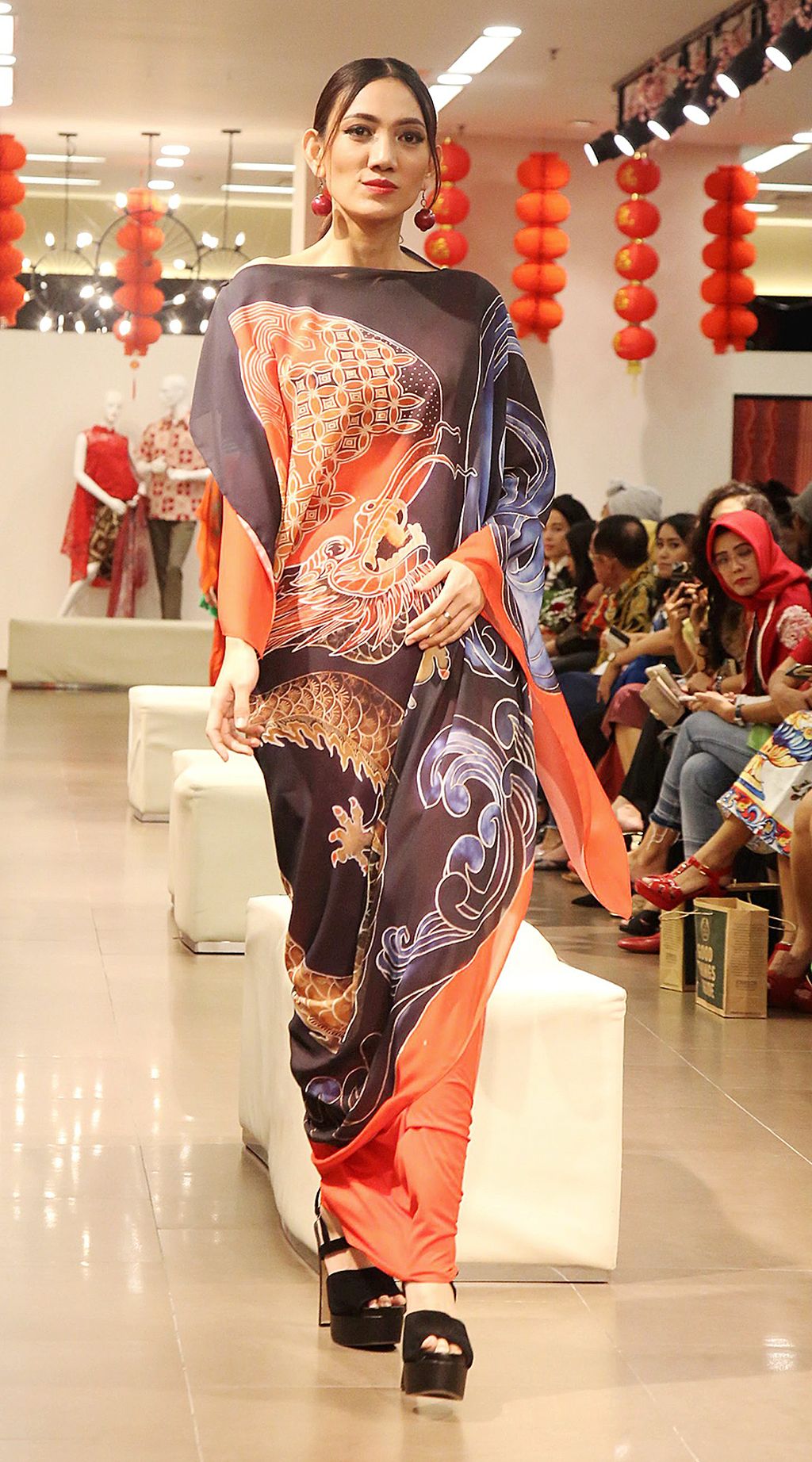Pagelaran Busana Love In Shanghai di Fashion Legacy, Lippo Mall Kemang, Jakarta, Selasa (30/1).