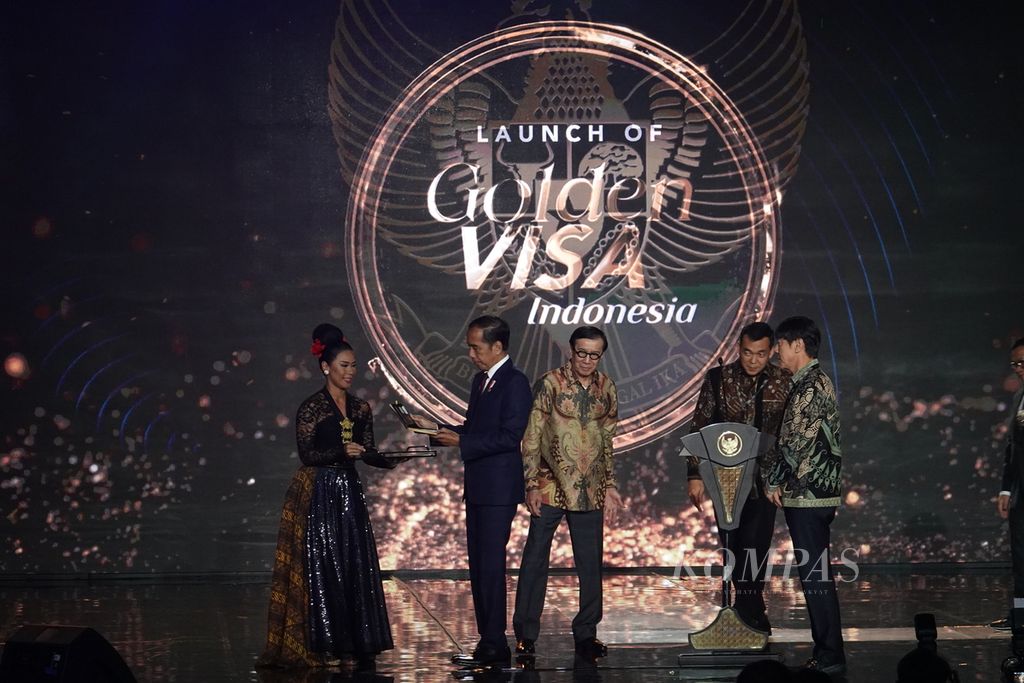 Presiden Joko Widodo bersiap memberikan Golden Visa secara simbolis ke Pelatih Timnas Indonesia Shin Tae-yong pada acara peluncuran Golden Visa di Jakarta, Kamis (25/7/2024).