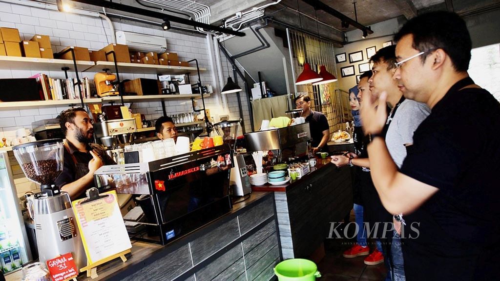 Suasana kelas praktik sekolah barista di 5758 Coffee Lab, Bandung, Jawa Barat, Minggu (28/1/2018). Minat anak muda untuk menjadi barista difasilitasi Kemendikbudristek lewat program pendidikan kecakapan wirausaha (PKW) guna mendorong lahirnya generasi muda yang mandiri dengan menjadi wirausaha.
