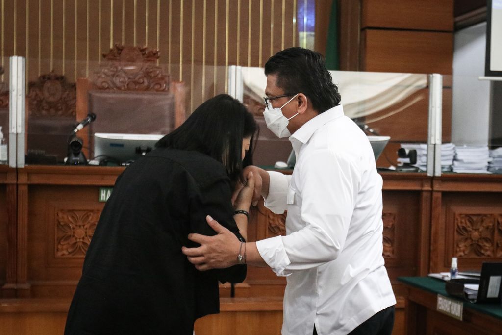 Terdakwa Putri Candrawathi (kiri) mencium tangan terdakwa Ferdy Sambo (kanan) di Pengadilan Negeri Jakarta Selatan, Senin (19/12/2022).