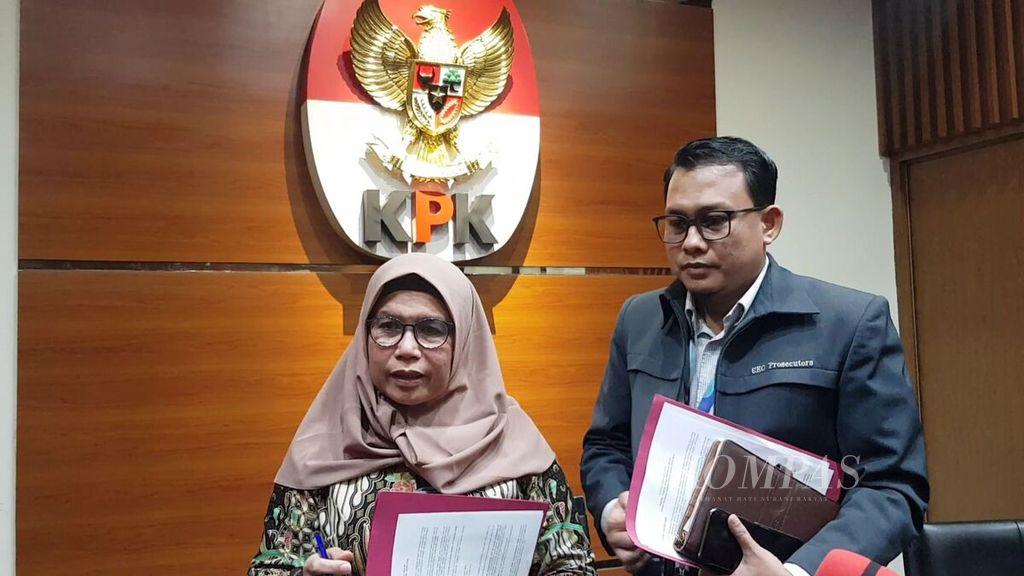 Wakil Ketua KPK Lili Pintauli Siregar (kiri) dan Pelaksana Tugas Juru Bicara KPK Ali Fikri.