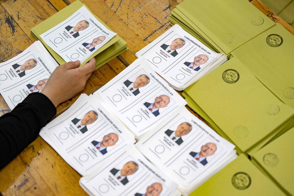 Tumpukan kertas suara bergambar dua kandidat Presiden Turki yaitu Recep Tayyip Erdogan (kiri) dan Kemal Kilicdaroglu (kanan) disiapkan di sebuah tempat pemungutan suara di sebuah sekolah negeri di Istanbul, Minggu (28/5/2023).
