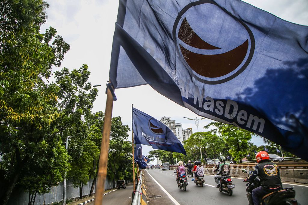 Ilustrasi. Ratusan bendera Partai Nasdem terpasang di sepanjang jalan layang Simprug, Kebayoran Lama, Jakarta, Rabu (10/11/2021). 