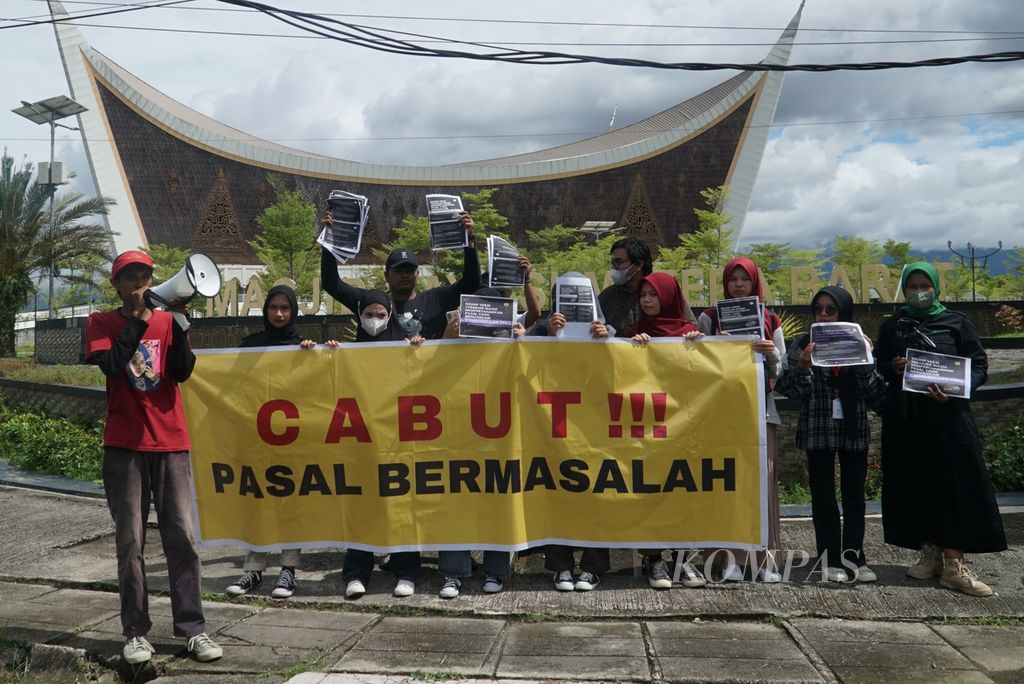 Anggota Aliansi Jurnalis Independen (AJI) Padang dan perwakilan lembaga pers mahasiswa menggelar aksi di Kota Padang, Sumatera Barat, Senin (5/12/2022), untuk menuntut pencabutan 17 pasal bermasalah dalam rancangan KUHP yang berpotensi mengekang kerja-kerja jurnalistik.