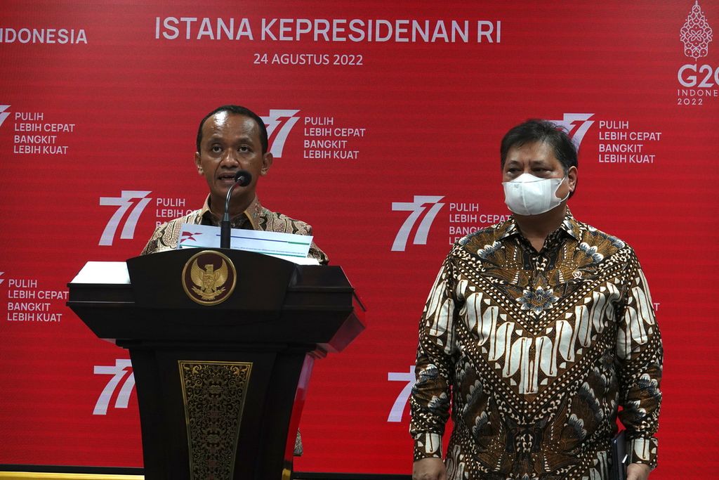 Menteri Investasi/Kepala Badan Koordinasi Penanaman Modal Bahlil Lahadalia bersama Menteri Koordinator Bidang Perekonomian Airlangga Hartarto ketika memberikan keterangan pers di Kantor Presiden seusai rapat terbatas yang dipimpin Presiden Joko Widodo, Rabu (24/8/2022).