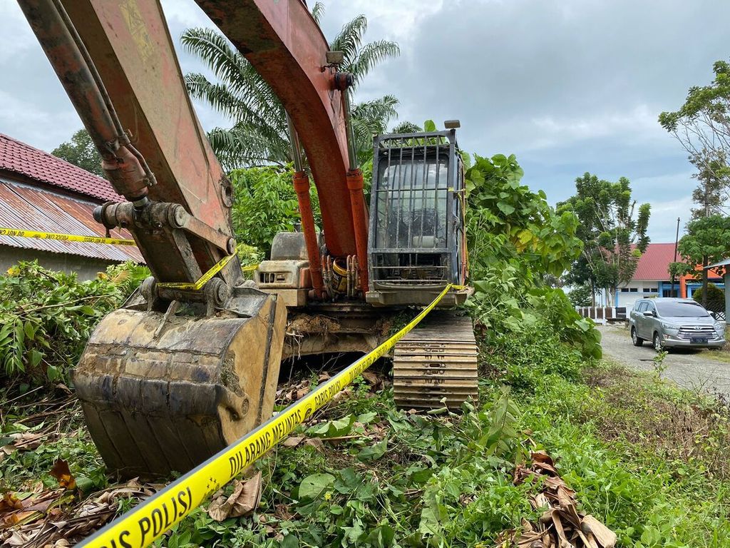 Polisi menyita alat berat yang dipakai untuk menambang emas secara ilegal di hutan lindung di Kabupaten Nagan Raya, Provinsi Aceh, Selasa (4/4/2023). Tambang emas tidak berizin mengancam kelestarian alam. 